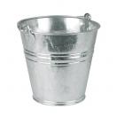Seau galvanis� � eau, pour chenil et chien.